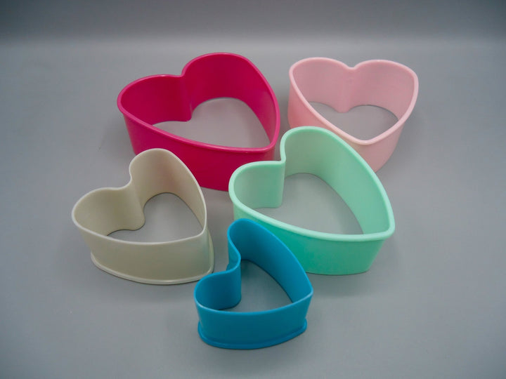 1 set of 5 pieces cookie cutters, heart, food - safe plastic, various sizes, multi - coloured and random - mydollarstore