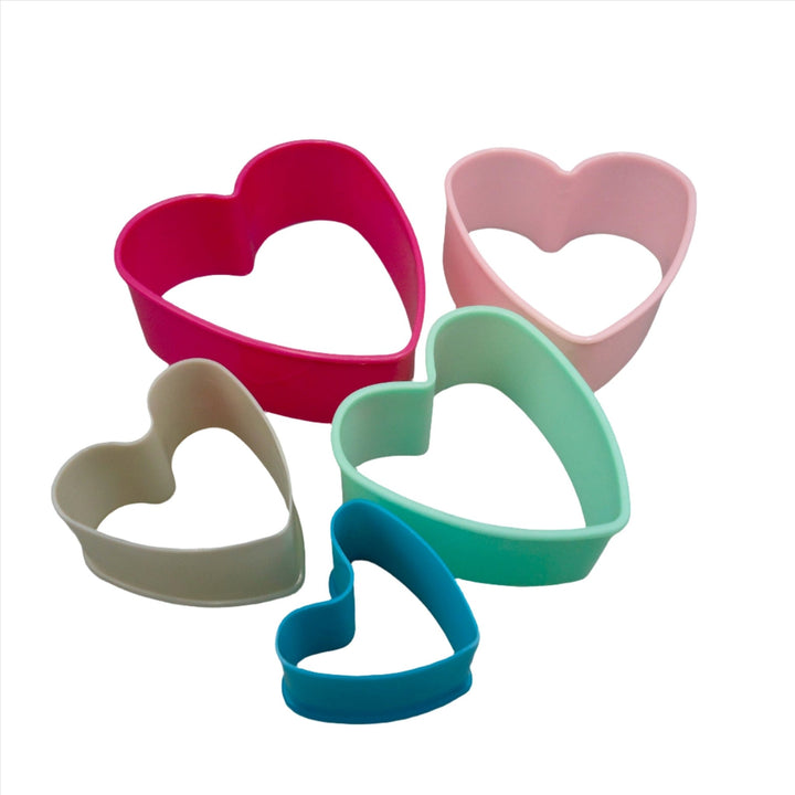 1 set of 5 pieces cookie cutters, heart, food - safe plastic, various sizes, multi - coloured and random - mydollarstore