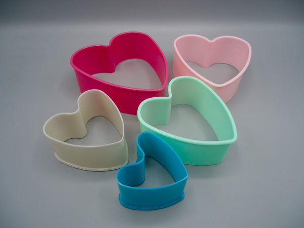 1 set of 5 pieces cookie cutters, heart, food-safe plastic, various sizes, multi-coloured and random